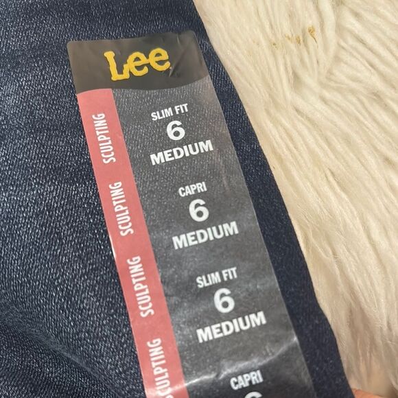Lee Blue Capri Sculpting Denim Size 6 or Medium .NWOT - Picture 5 of 9